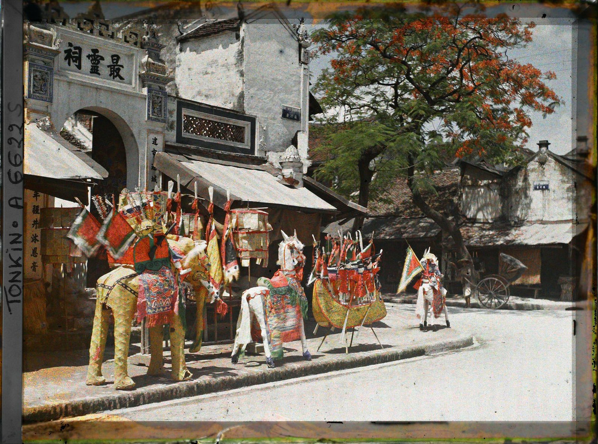 Đồ vàng mã bày ngoài đình Yên Nội, nay nằm số 42 Hàng Nón, 1915.