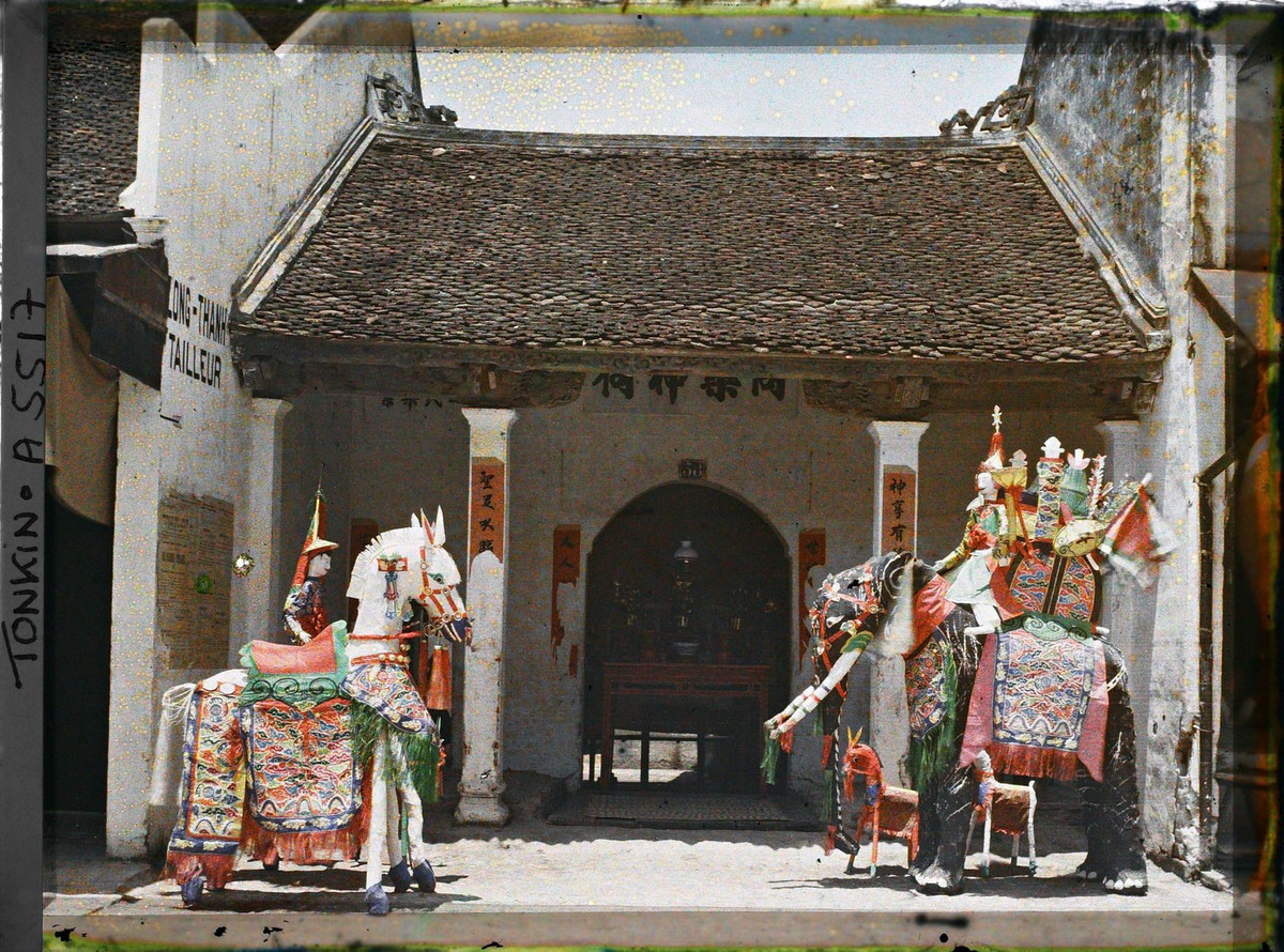 Đồ vàng mã bày bên ngoài một ngôi đền, 1915.