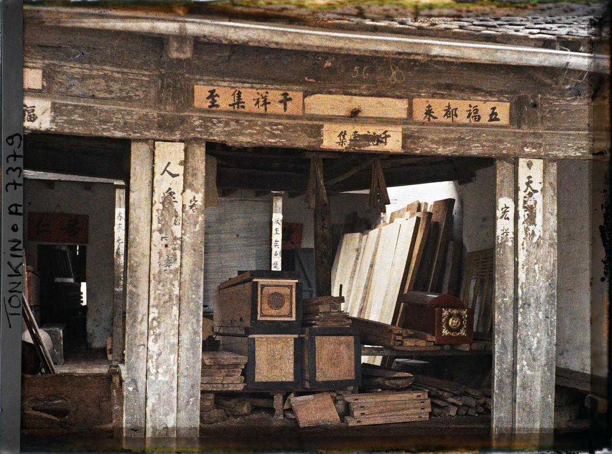 Ván gỗ và những chiếc quan tài đang đóng ngổn ngang trong cửa hàng, 1915.