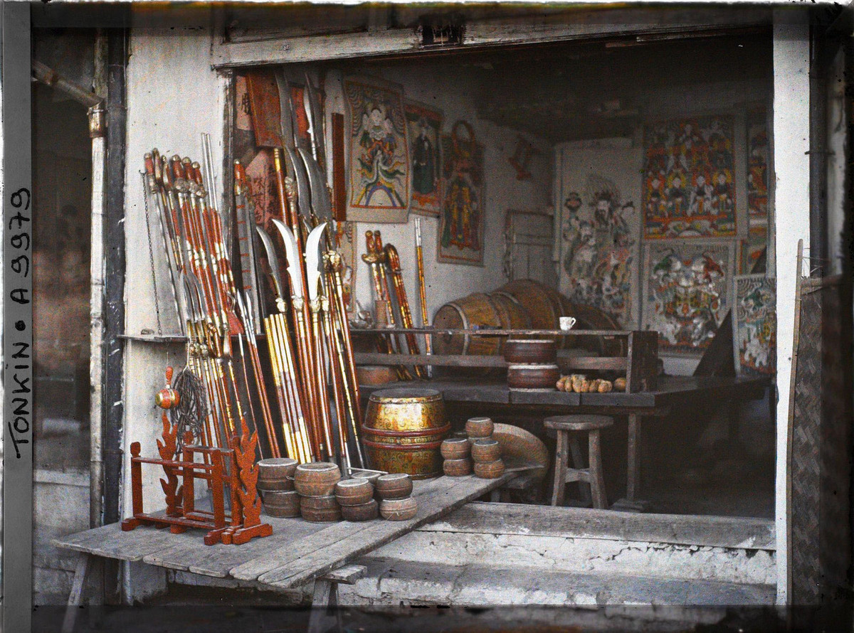 Bên trong một cửa hàng bán đồ thờ, 1916.