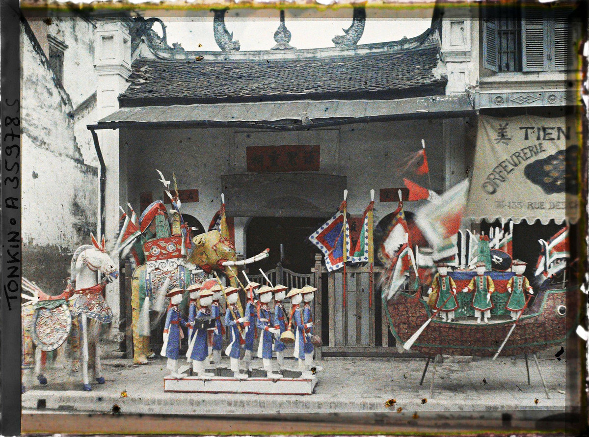 Đồ vàng mã bày bên ngoài một ngôi đền trên phố Hàng Nón, 1921.