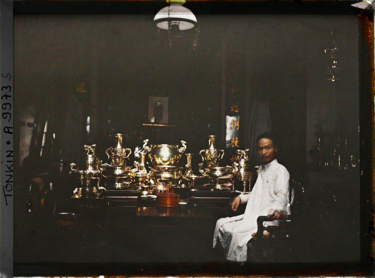 Người bán đồ đồng trong cửa hàng của mình, 1916.