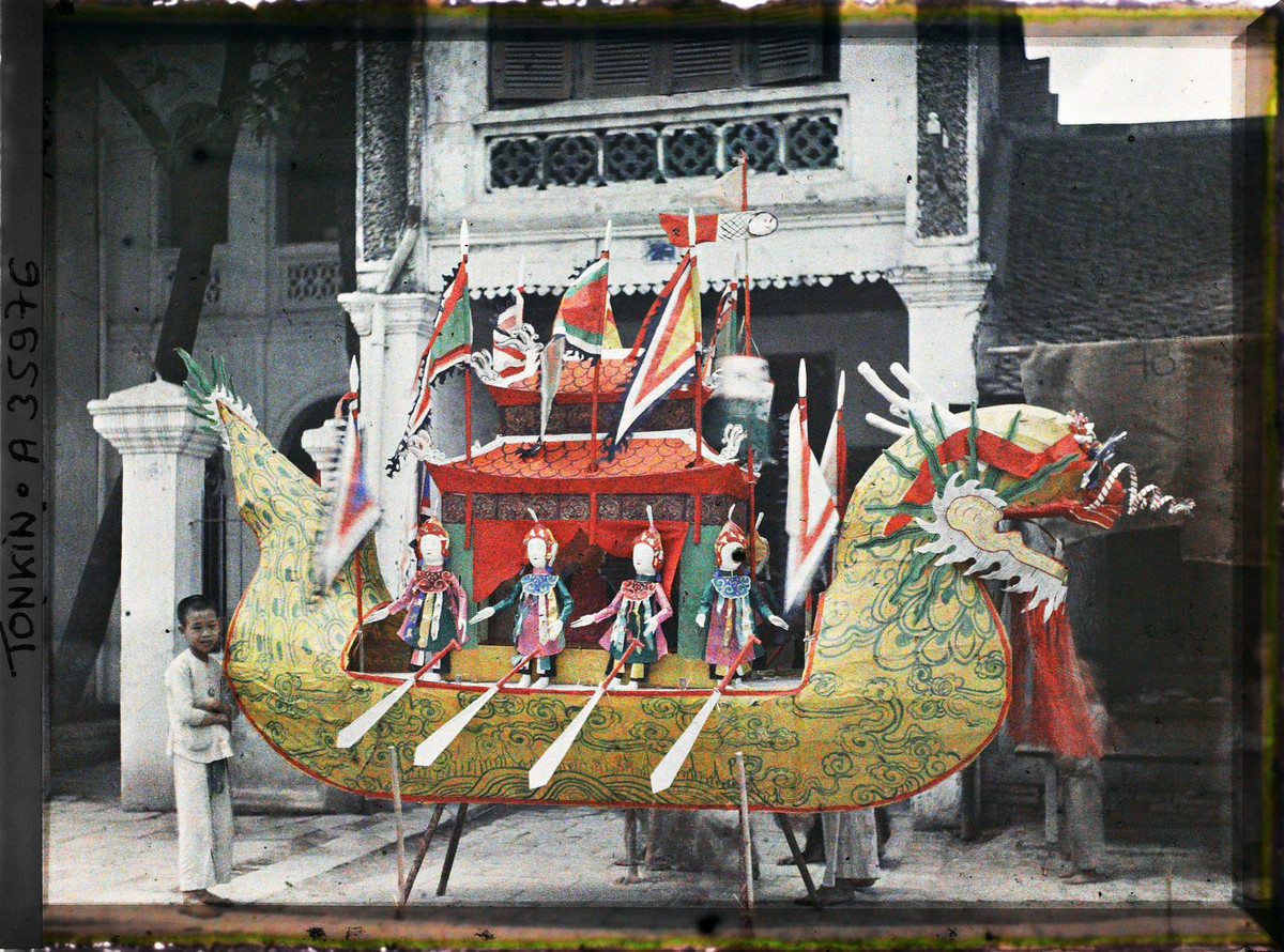 Đồ vàng mã bày bên ngoài một ngôi đền, 1921.