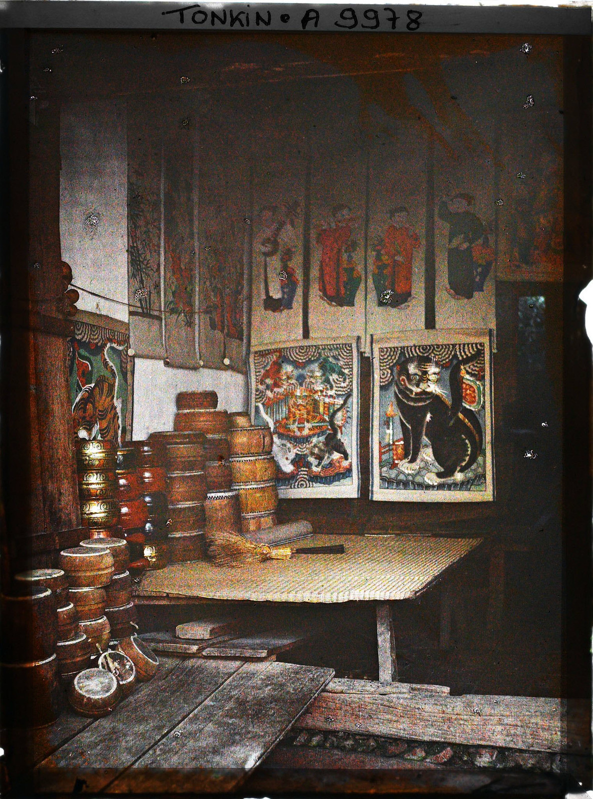 Bên trong một cửa hàng bán đồ thờ, 1916.