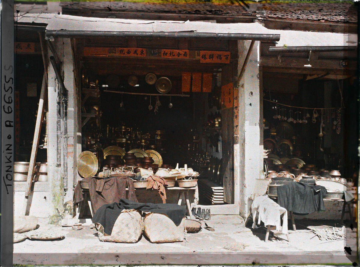 Cửa hàng đồ đồng ở phố Hàng Đồng, 1915.