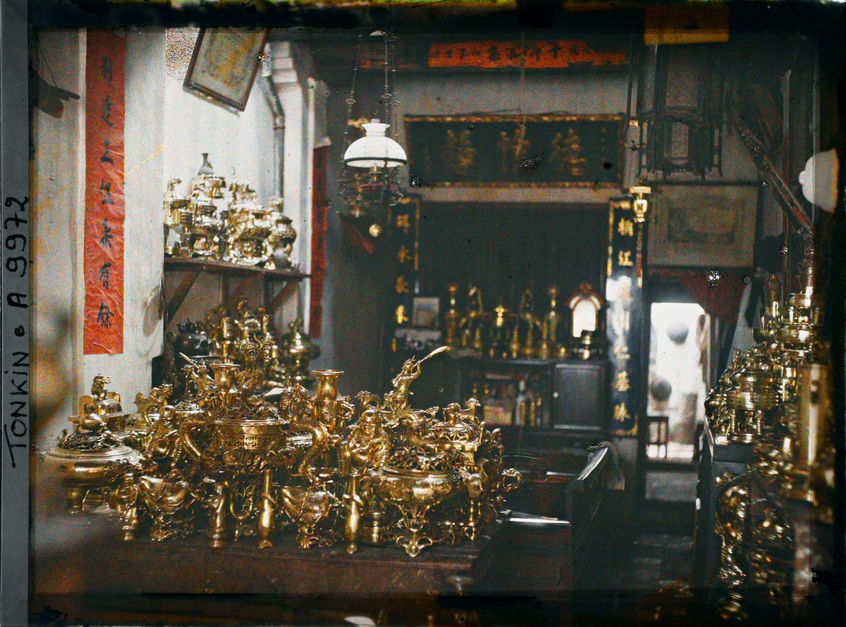 Không gian bên trong một cửa hàng đồ đồng ở phố Hàng Đồng, 1916.