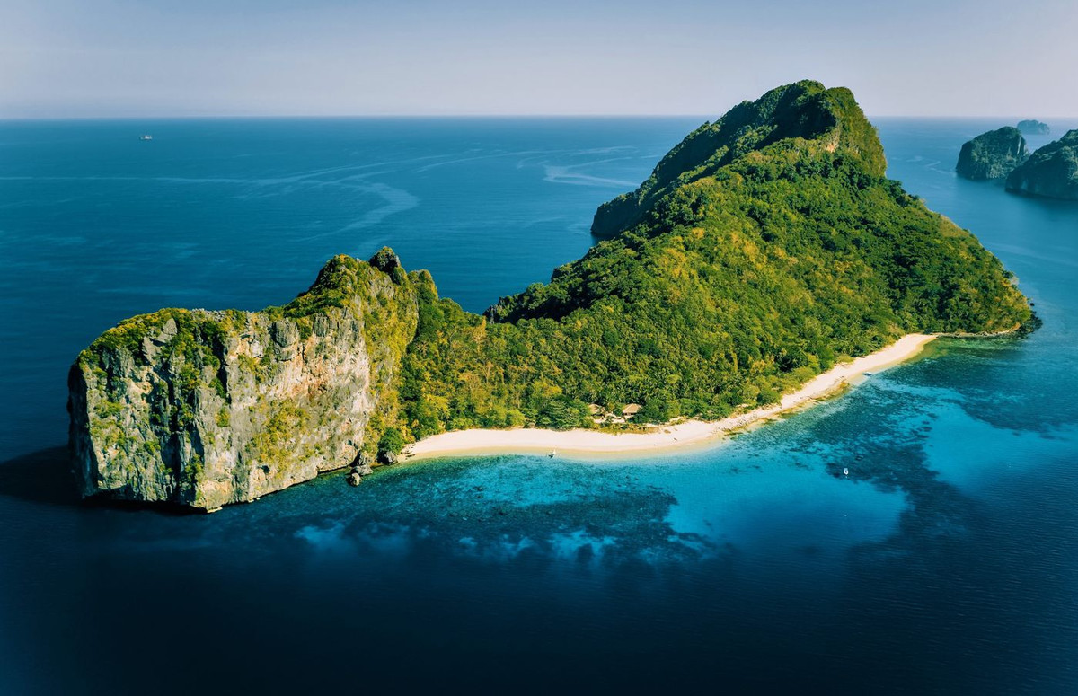  1. Đảo trực thăng (Philippines). Đảo Dilumacad ở El Nido, Palawan, Philippines thu hút sự chú ý của khách du lịch vì nó trông giống như một máy bay trực thăng, tất nhiên là không có cánh quạt. Khi đến gần, chiếc trực thăng này gây ấn tượng với những vách đá cao chót vót và rừng nhiệt đới xanh thẫm.