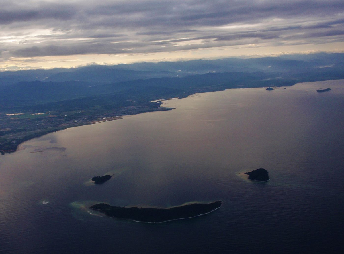  6. Quần đảo Mặt cười, Malaysia. Nằm ở vùng biển gần thành phố Kota Kinabalu, ba hòn đảo Manukan, Mamutik và Sulug tạo thành hình một khuôn mặt cười khi nhìn từ máy bay. Những hòn đảo này đều sở hữu bãi biển tuyệt vời và các rạn san hô tuyệt đẹp, là điểm đến thu hút những người thích lặn biển.