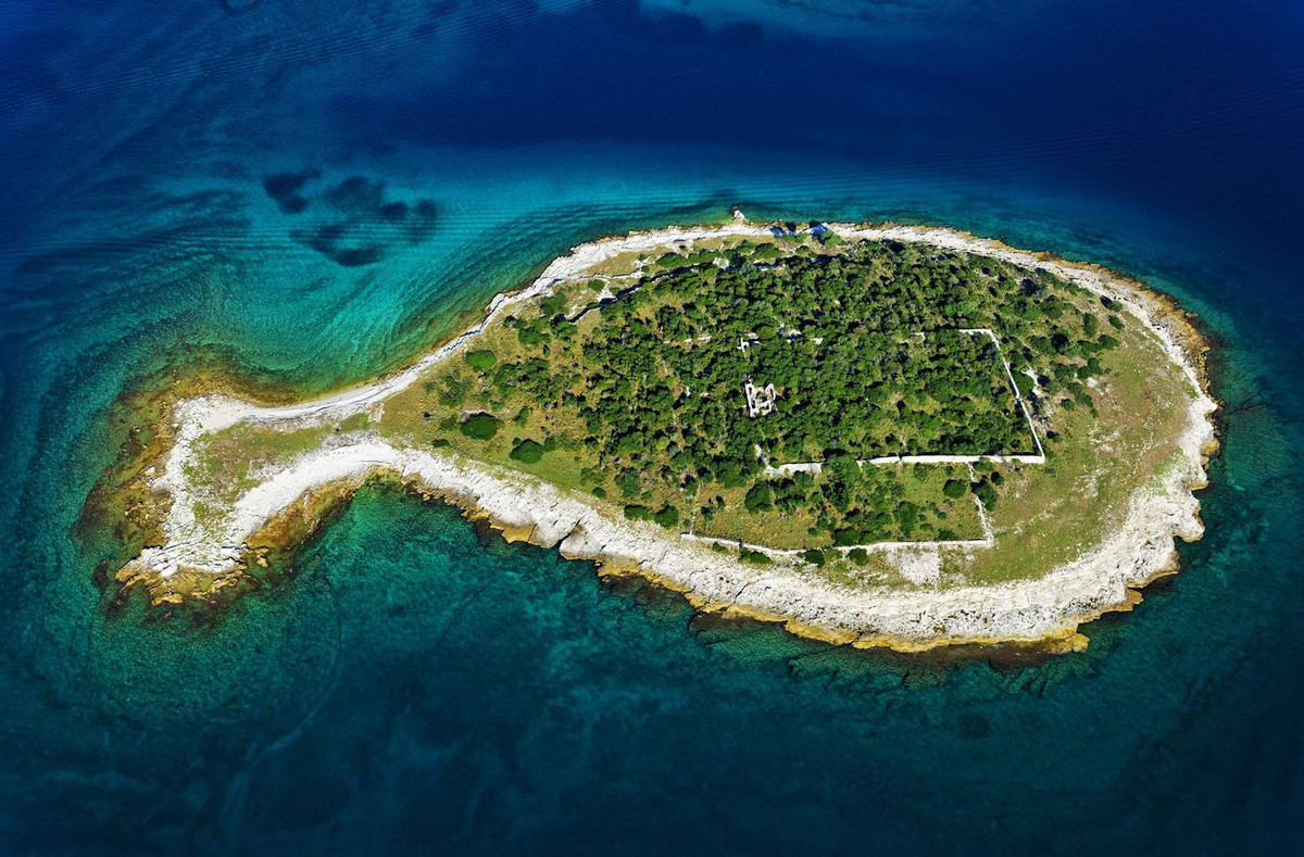  8. Đảo Cá, Croatia. Quần đảo Brijuni của Croatia là nơi có một số địa điểm khảo cổ và văn hóa quan trọng của thế giới. Trong quần đảo này, một hòn đảo tên là đảo Gaz thu hút sự chú ý của mọi người vì nó trông giống như một con cá dễ thương khi nhìn từ trên cao.