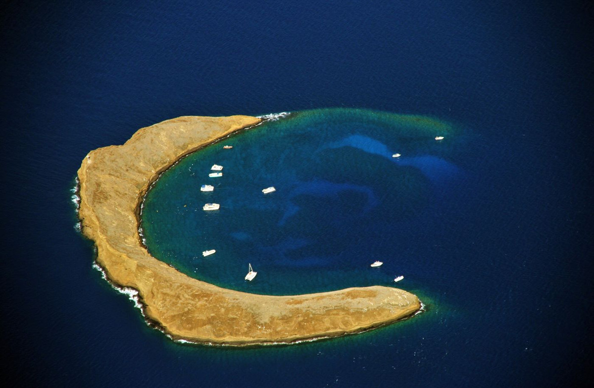  7. Đảo Mặt trăng (Hawaii, Mỹ). Đảo Molokini là một nón núi lửa hình lưỡi liềm (hõm chảo) bị ngập một phần trong kênh Alalaleiki giữa các đảo Maui và Kaho'olawe của quần đảo Hawaii. Hòn đảo hình trăng lưỡi liềm này là khu bảo tồn biển, nơi có rạn san hô tuyệt đẹp với 200 loài cá sinh sống.