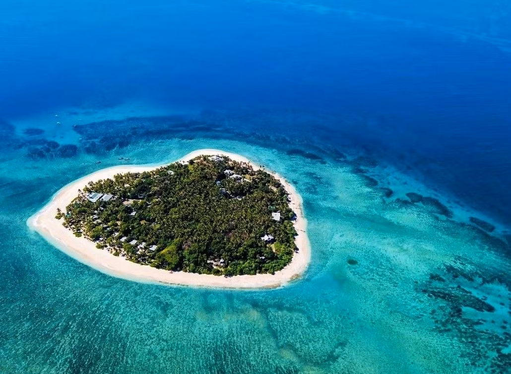  3. Đảo trái tim (Fiji). Tavarua một hòn đào hình trái tim ở gần Viti Levu, đảo chính của đất nước Fiji. Trên đảo có một khu nghỉ dưỡng, nơi du khách có thể tham gia các hoạt động lướt sóng, câu cá thể thao, lặn biển, lặn với ống thở và chèo thuyền kayak.