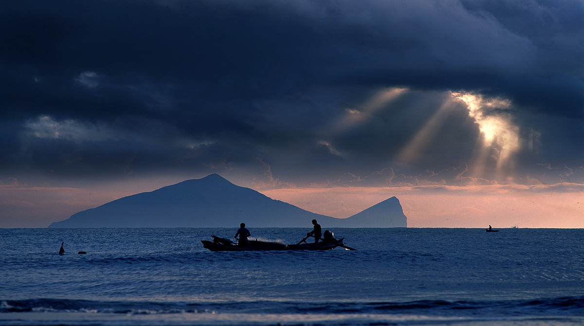  2. Đảo Rùa (Đài Loan). Trông giống môn con rùa khổng lồ nổi trên mặt đại dương, đảo Quy Sơn của Đài Loan thực chất là một núi lửa, và là ngọn núi lửa duy nhất còn hoạt động ở Đài Loan. Hòn đảo này là một địa điểm du lịch nổi tiếng với các tour xem cá voi.