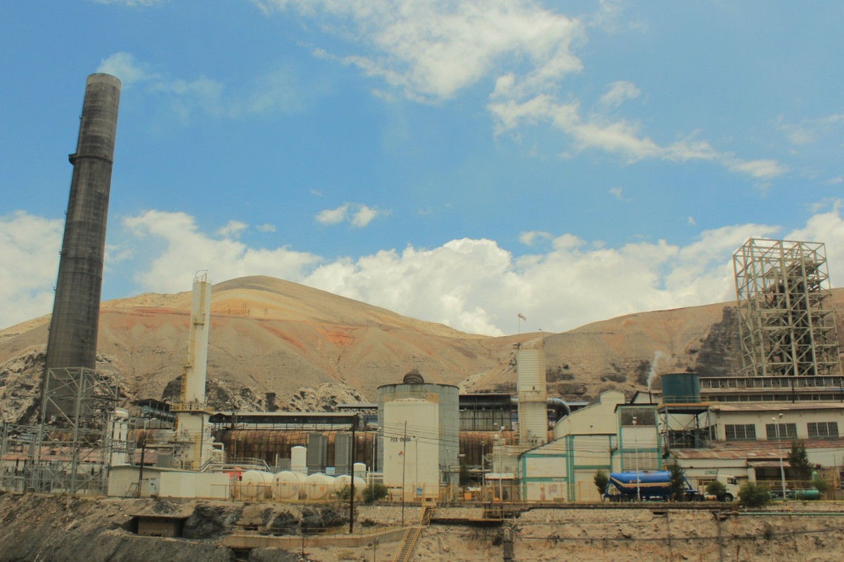 Nơi ô nhiễm nhất: La Oroya, Peru: Đây là nơi tập trung các hoạt động luyện kim thuộc sở hữu của Doe Run Peru, chủ nhân chính của thành phố. Họ sản xuất các kim loại như vàng, bạc, bismuth và cadmium. Vào năm 2007, La Oroya được Viện Công nghiệp Blacksmith Institute xác nhận là một trong những nơi ô nhiễm nhất hành tinh. Đối với khoảng 25.000 cư dân tại đây, cuộc sống thực sự khủng khiếp vì hàm lượng asen, chì và lưu huỳnh dioxide trong không khí luôn ở mức cao. Không chỉ vậy, mưa axit còn phá huỷ hết thảm thực vật bao quanh khu vực. Ảnh: Mongabay.