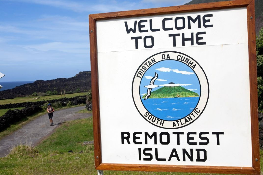 Nơi biệt lập nhất: Tristan de Cunha, Nam Đại Tây Dương: Nơi xa xôi này hiện là nơi sinh sống của khoảng 246 cư dân. Nơi đây cách biệt hoàn toàn với thế giới bởi không đủ chỗ cho máy bay hạ cánh. Cách duy nhất để tiếp cận hòn đảo là di chuyển bằng thuyền. Nhưng hành trình sẽ mất đến 6 ngày từ Nam Phi, với khoảng cách 2.430 km. Ảnh: Smithsonian Magazine.