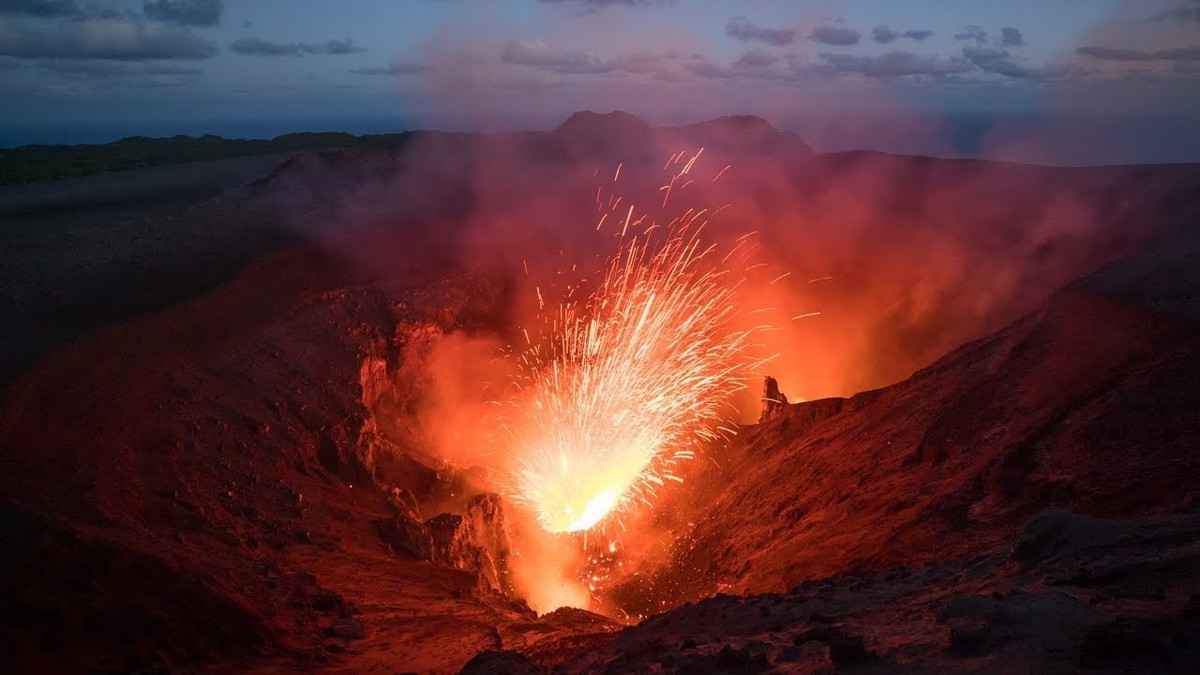 Nơi nguy hiểm nhất: Vanuatu, Nam Thái Bình Dương: Theo xếp hạng trong "Chỉ số rủi ro thế giới" của Liên Hợp Quốc, quần đảo Vanuatu nằm ở Nam Thái Bình Dương chính là nơi nguy hiểm nhất mà con người có thể sinh sống. Núi lửa, động đất, sóng thần đều xảy ra ở Vanuatu. Dữ liệu vệ tinh cũng cho thấy mực nước biển đã tăng khoảng 6 mm mỗi năm xung quanh Vanuatu kể từ năm 1993, và nhiệt độ trung bình dự kiến sẽ tăng thêm một độ C vào năm 2030 do biến đổi khí hậu. Ảnh: Vanuatu.