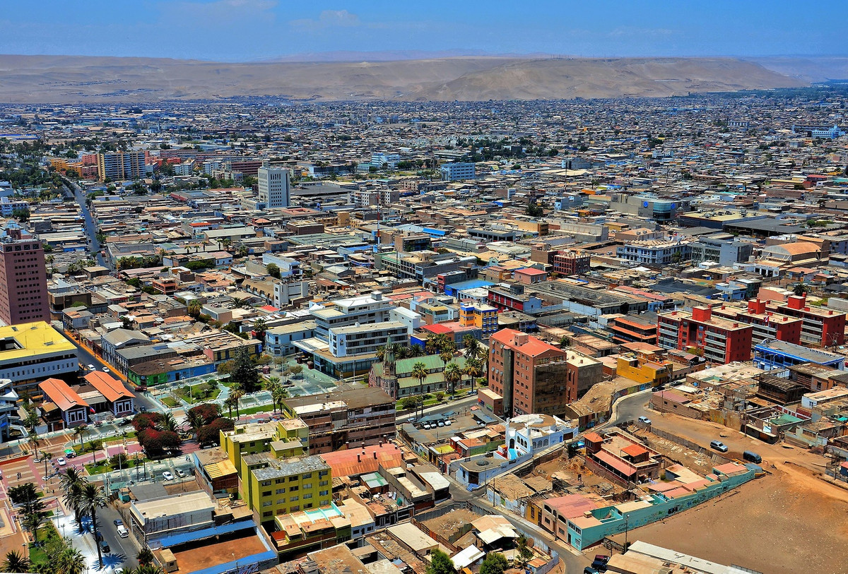 Nơi khô hạn nhất: Arica, sa mạc Atacama (Chile): Nhiều nơi ở sa mạc Atacama không có mưa suốt 500 năm. Ngay tại thành phố Arica, lượng mưa trung bình mỗi năm cũng chỉ đạt 0,761 mm, và đây được xem là địa điểm khô hạn nhất trên thế giới. Dù vậy, dân số nơi này đã vượt quá 220.000 người. Lý do vì Arica là thành phố cảng sắm vai trò kinh tế quan trọng, nằm cạnh đường cao tốc Pan-American, gần hai thung lũng trái cây Azapa và Lluta. Ảnh: Encircle Photos.