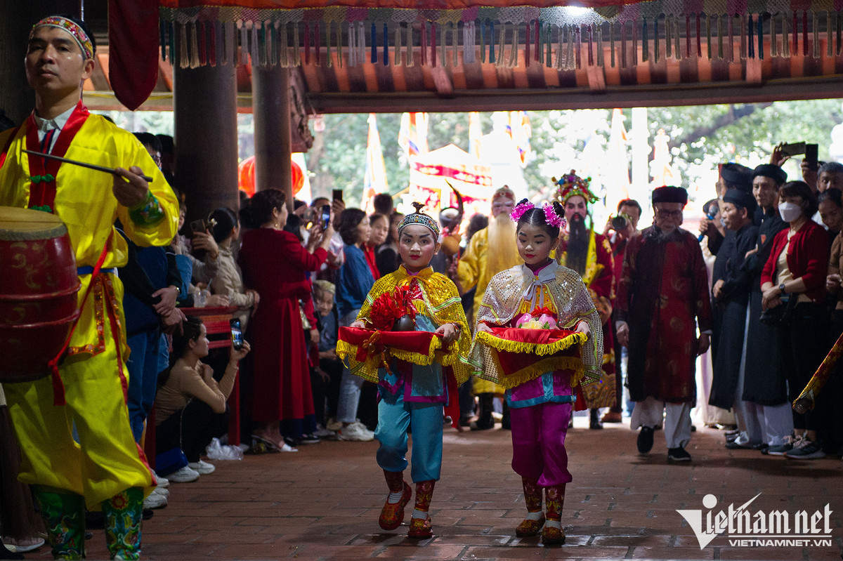Các lễ vật được đoàn rước tới đình làng.