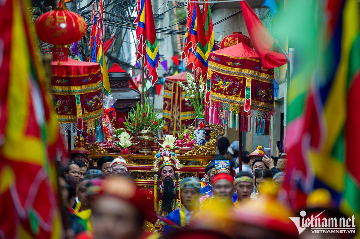Khi đoàn rước bắt đầu di chuyển là lúc, lễ hội nhiều sắc màu nhất. Du khách dự hội dễ dàng nhận ra các kép tuồng, phường bát âm, múa sinh tiền và ông tổng cờ đi trước.
