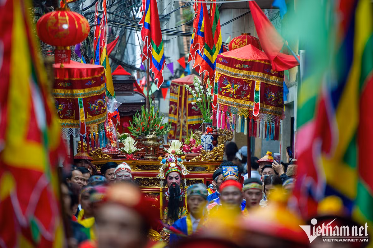 Khi đoàn rước bắt đầu di chuyển là lúc, lễ hội nhiều sắc màu nhất. Du khách dự hội dễ dàng nhận ra các kép tuồng, phường bát âm, múa sinh tiền và ông tổng cờ đi trước.