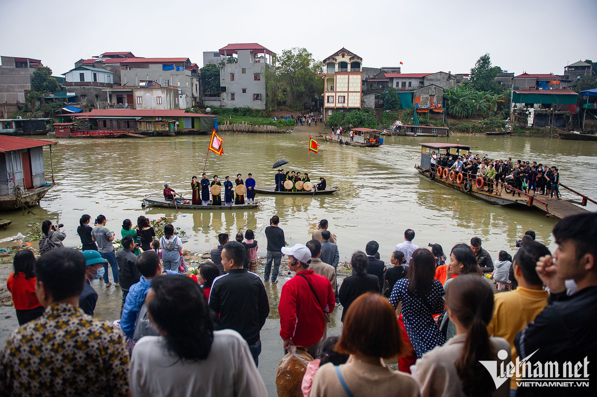 Trước khi lễ rước diễn ra, các tiết mục hát quan họ trên sông thu hút nhiều khán giả đổ ra xem.