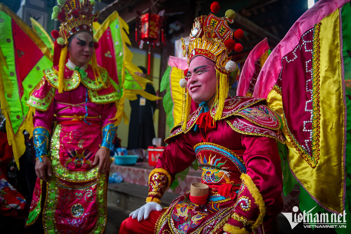 Điểm độc đáo của lễ hội này là có sự xuất hiện của những "vị tướng", "tổng cờ" cùng các ông "Phúc, Lộc, Thọ" và cả "Tiểu đồng Ngọc nữ".