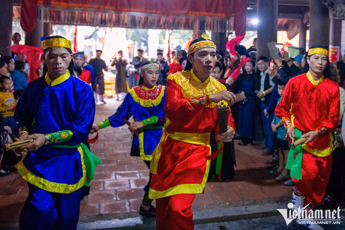 Phường bát âm nhảy múa sau khi các lễ vật được dâng lên hết. Lúc này các trưởng lão sẽ thực hiện nghi thức tế lễ.