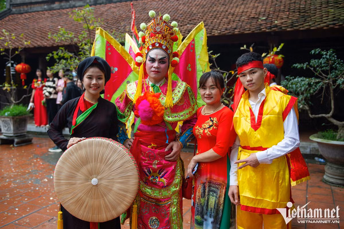 Năm nay xóm 3 thôn Vân Hà được chọn để thực hiện rước lễ. Đặc biệt trong đoàn rước có cả gia đình anh Nguyễn Tiến Cường (vào vai cầm long đao) với 4 thành viên.