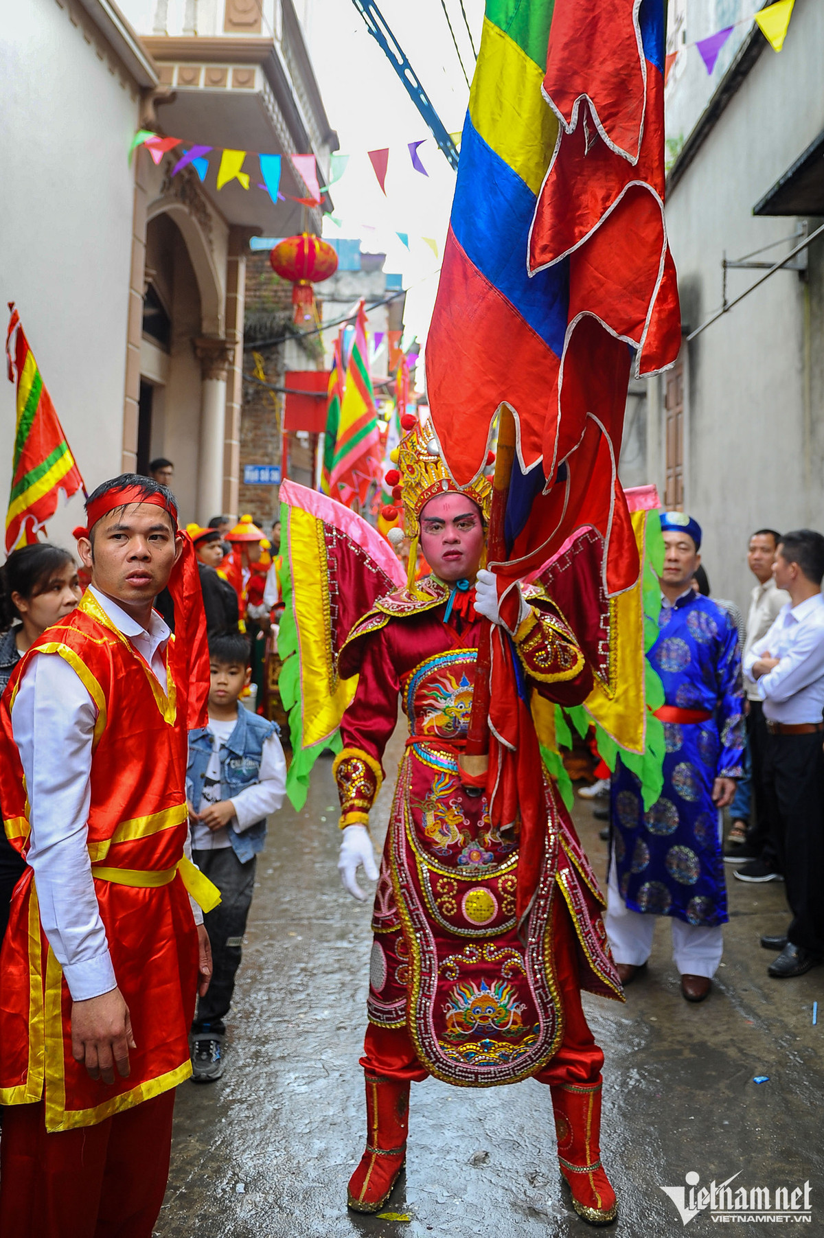 Đoàn rước xuất phát lúc 10h hướng về phía đình làng. Đi đầu là đại tướng cầm đại kỳ miệng ngậm củ sâm, diện mạo uy phong, lẫm liệt.