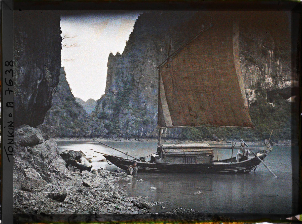 Một gia đình ngư dân và con thuyền ở khu vực hang Sửng Sốt.