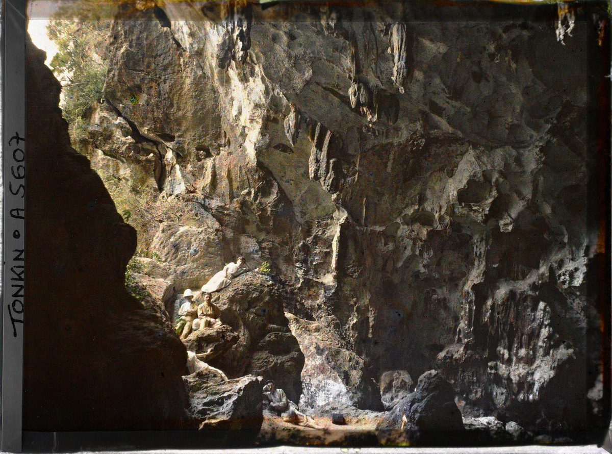 Cảnh tượng trong hang Đầu Gỗ, phía gần cửa hang.