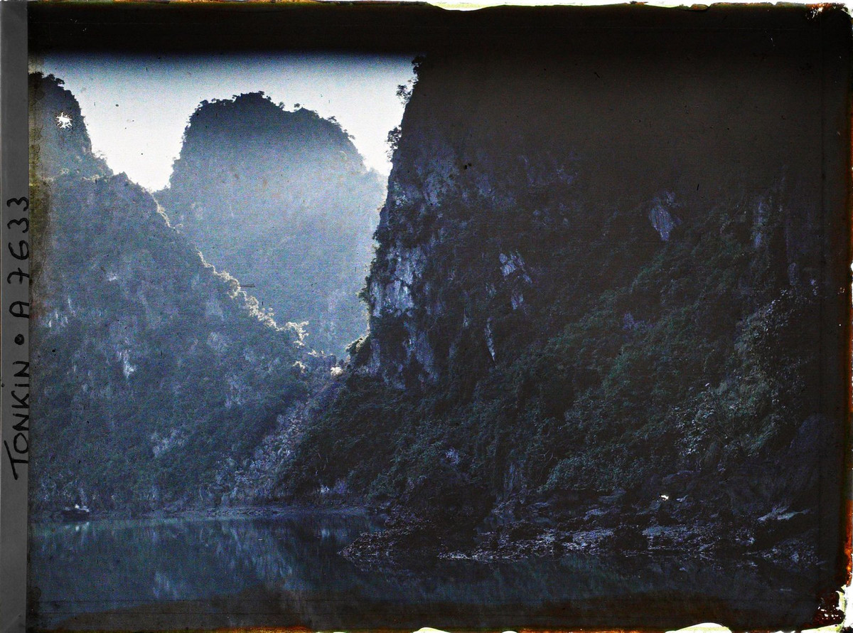 Hòn đảo này có những vách đá dựng đứng như bức tường thành.