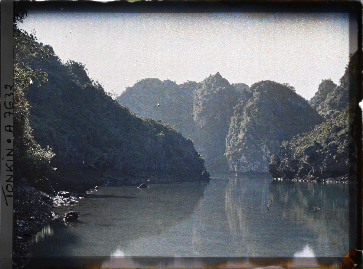 Những khối núi đá vôi kì vỹ ở đảo Đầu Bê, hòn đảo nằm ở tận cùng phía Đông Nam của vịnh Hạ Long.