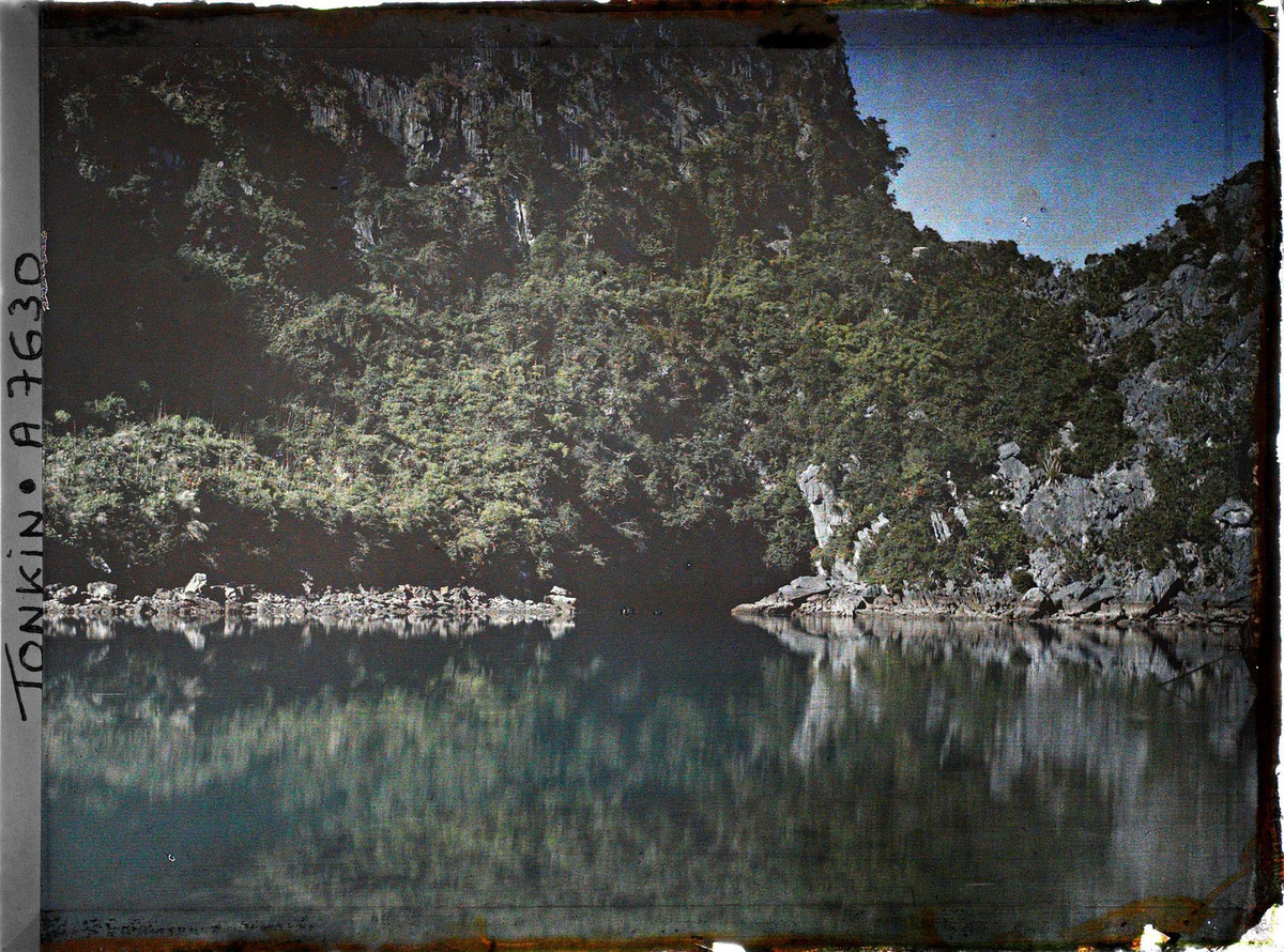 Trên đảo có hồ Ba Hầm, hệ thống ba hồ thông với nhau bằng hang xuyên thủy độc đáo.