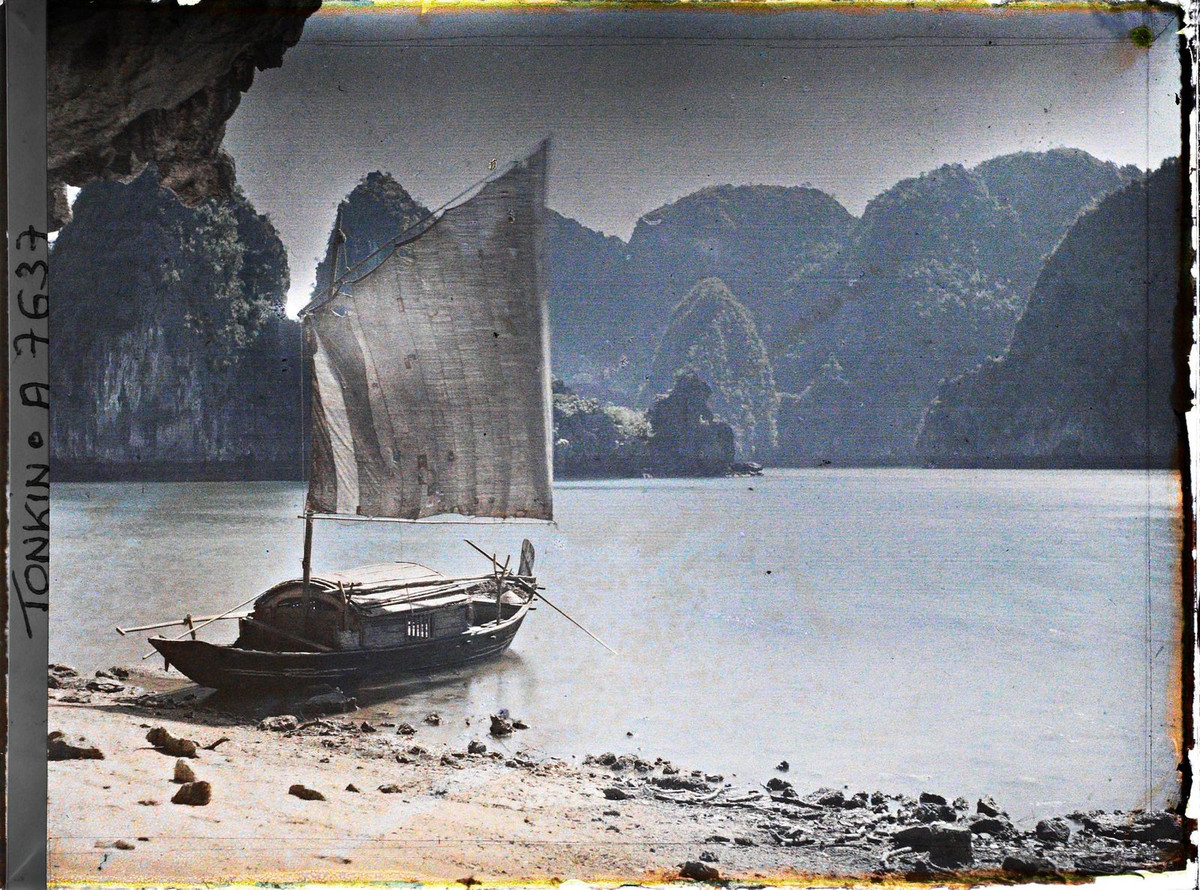 Một con thuyền nhỏ của dân địa phương neo đậu ở khu vực hang Sửng Sốt.