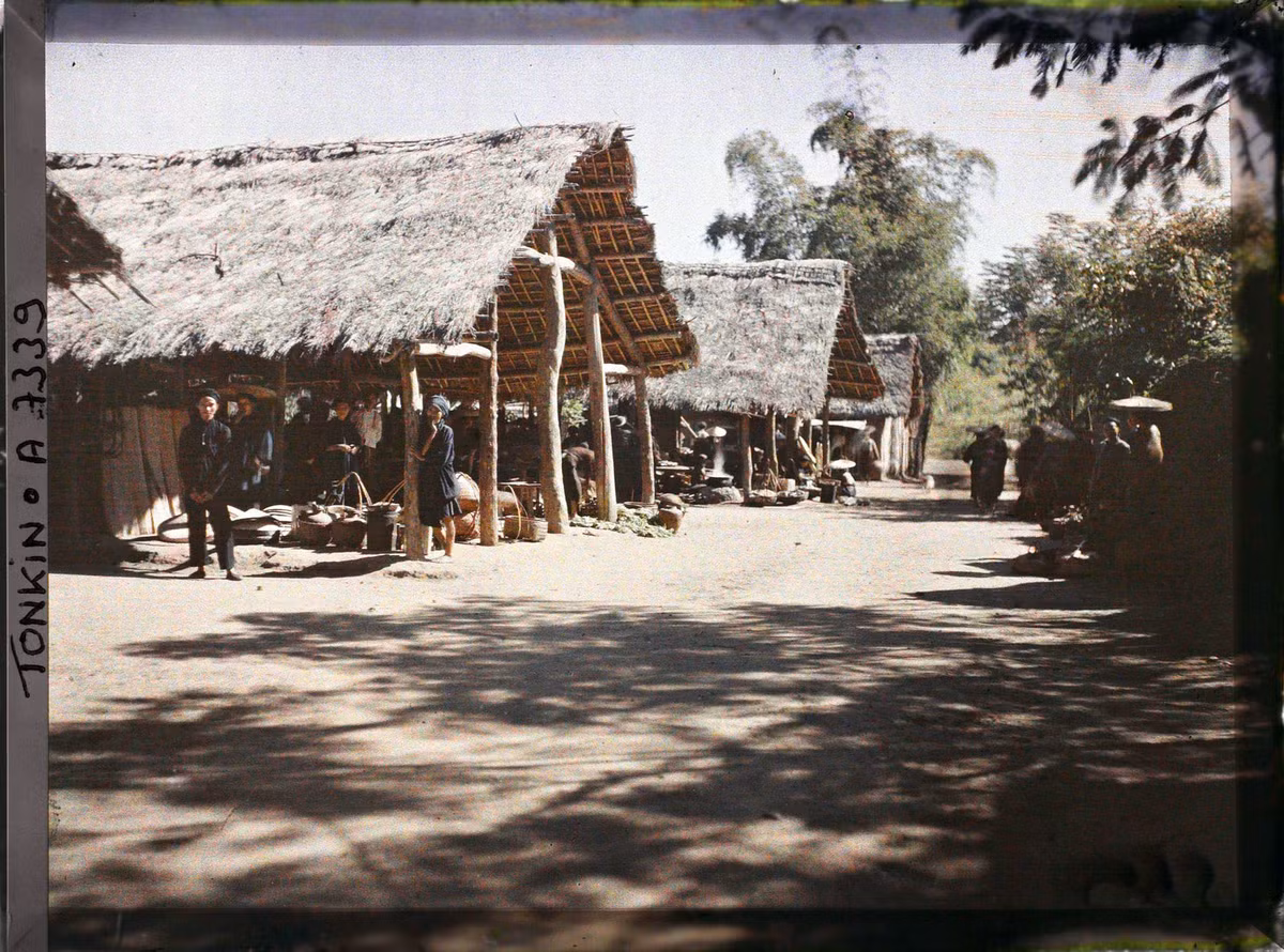 Khu chợ của đồng bào dân tộc Tày ở Bắc Lệ.