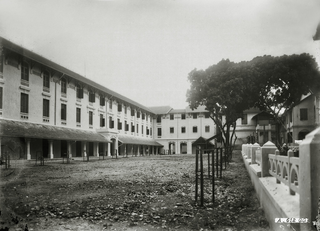 Bên trong sân trường, thập niên 1920.