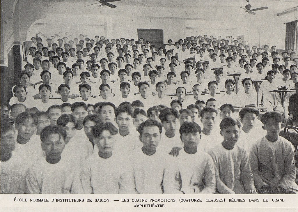 Bốn khóa học sinh, gồm 14 lớp, quy tụ tại đại giảng đường, 1931.
