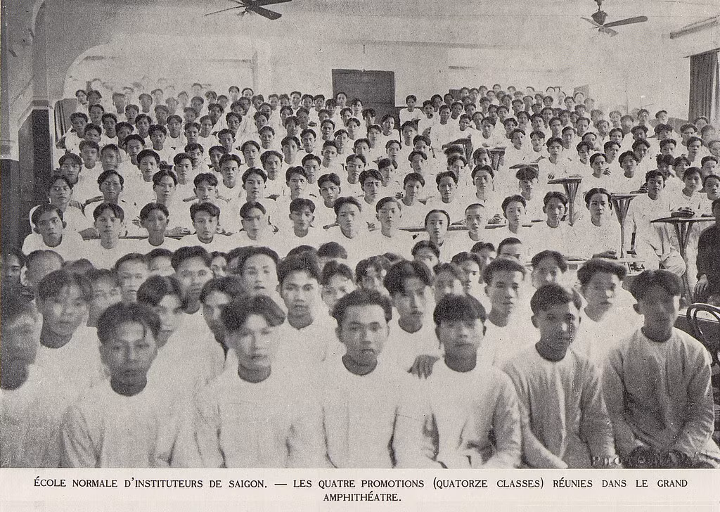 Bốn khóa học sinh, gồm 14 lớp, quy tụ tại đại giảng đường, 1931.