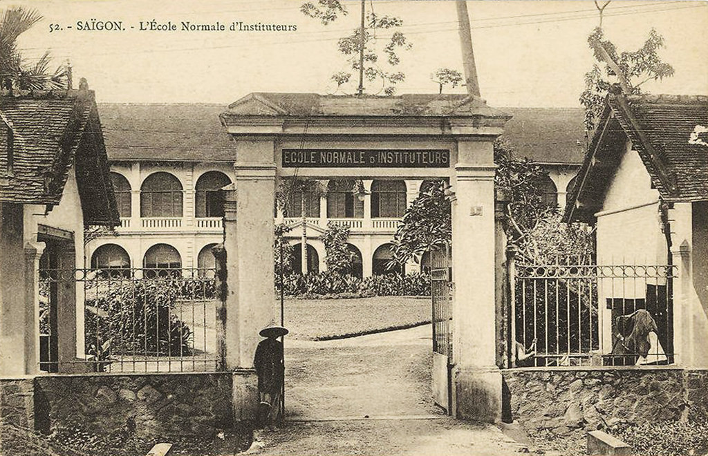 Hình ảnh trường Sư phạm Thực hành (Ecole Normale d'Instituteurs) trên một bưu thiếp cổ của Pháp. Trường thành lập năm 1861, ban đầu có tên là trường Adran, theo chức danh của giám mục Bá Đa Lộc, là giám mục hiệu toà Adran (évêque d’Adran).