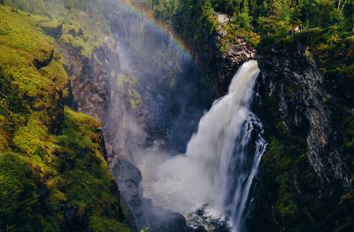  11. Thác Hällingsåfallet. Nằm trên sông Hetögeln ở phía Nam thành phố Gäddede, thác Hällingsåfallet là một cảnh quan mãn nhãn trong cả bốn mùa. Thác nước cao 43 mét thu hút nhiều du khách nhất vào mùa đông, khi nó biến thành một tác phẩm điêu khắc bằng băng tuyệt vời.