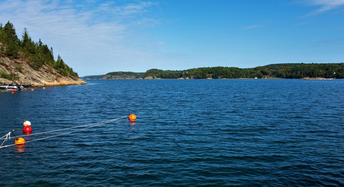  8. Vịnh hẹp Gullmarsfjorden. Nằm ở phía bắc của Goteborg, Gullmarsfjorden được coi là vịnh hẹp đẹp nhất Thụy Điển. Vịnh có chiều dài 30 km và độ sâu tối đa 118 mét ở trung tâm, là điểm tham quan bằng du thuyền hoàn hảo của đất nước Bắc Âu.