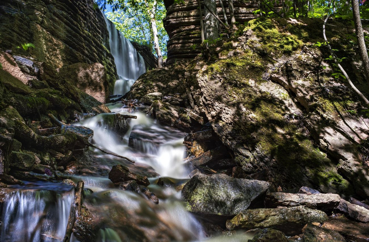  1. Thác nước Martorpsfallet. Thác Martorpsfallet nằm trên ngọn đồi có tên Kinnekulle ở tỉnh Västergötland của Thụy Điển. Lượng nước mà thác tạo ra ở mức cao nhất vào mùa xuân. Xung quanh các thác nước là một khu rừng với nhiều loại thực vật và cây gỗ mọc trong khu vực giàu đá vôi. 