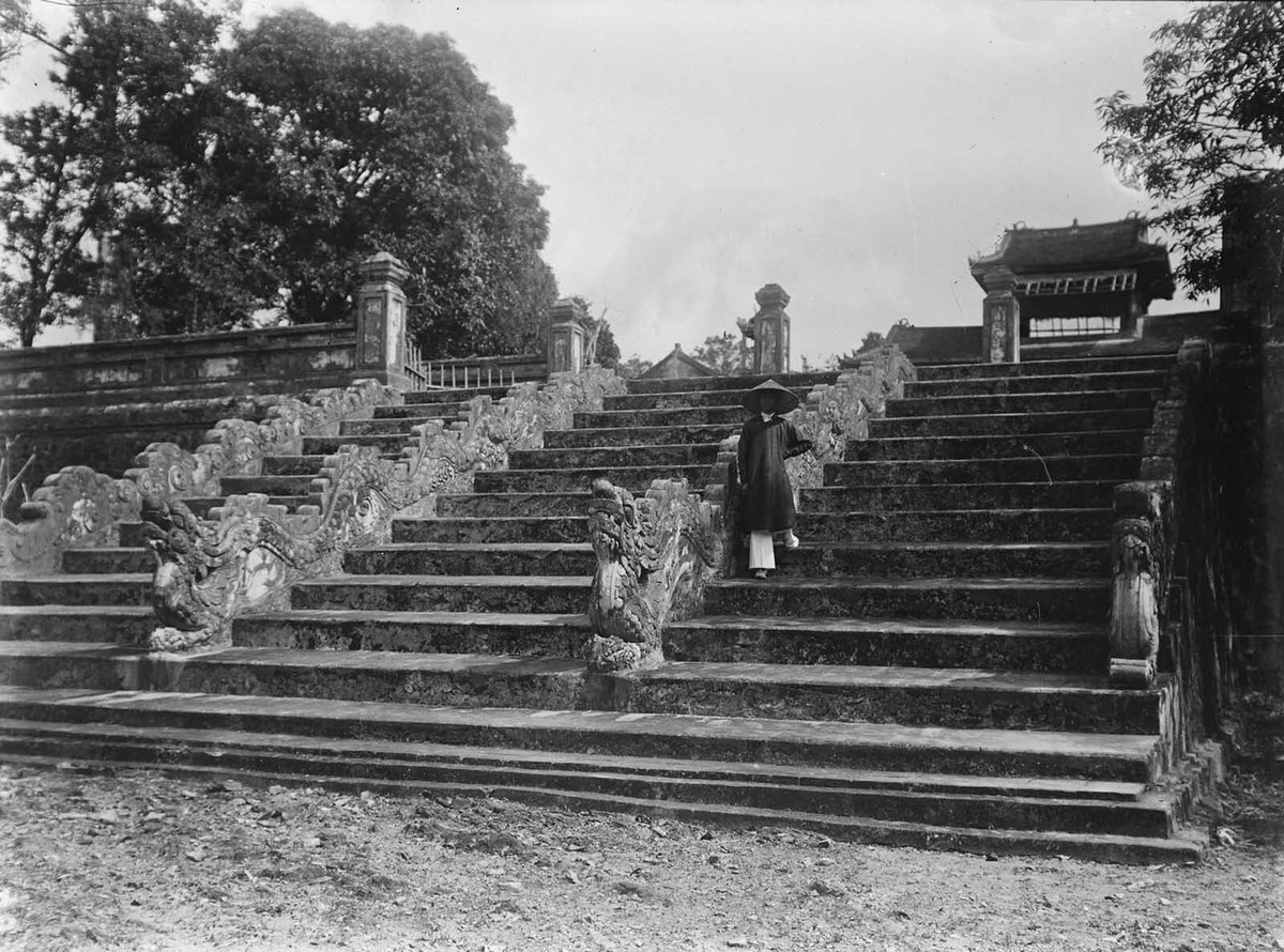 Lối lên khu tẩm điện của lăng Gia Long ở Huế.