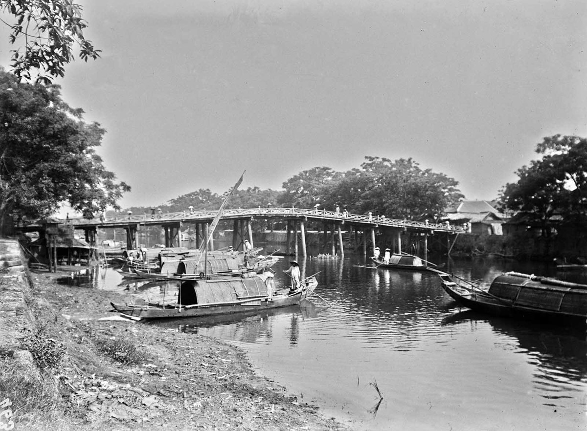 Cầu gỗ bắc qua một con kênh ở Huế.