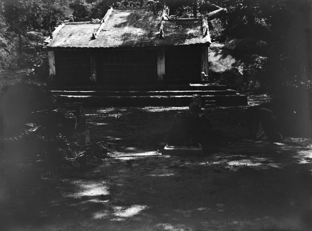 Đền thờ ở lối lên đèo Cả.