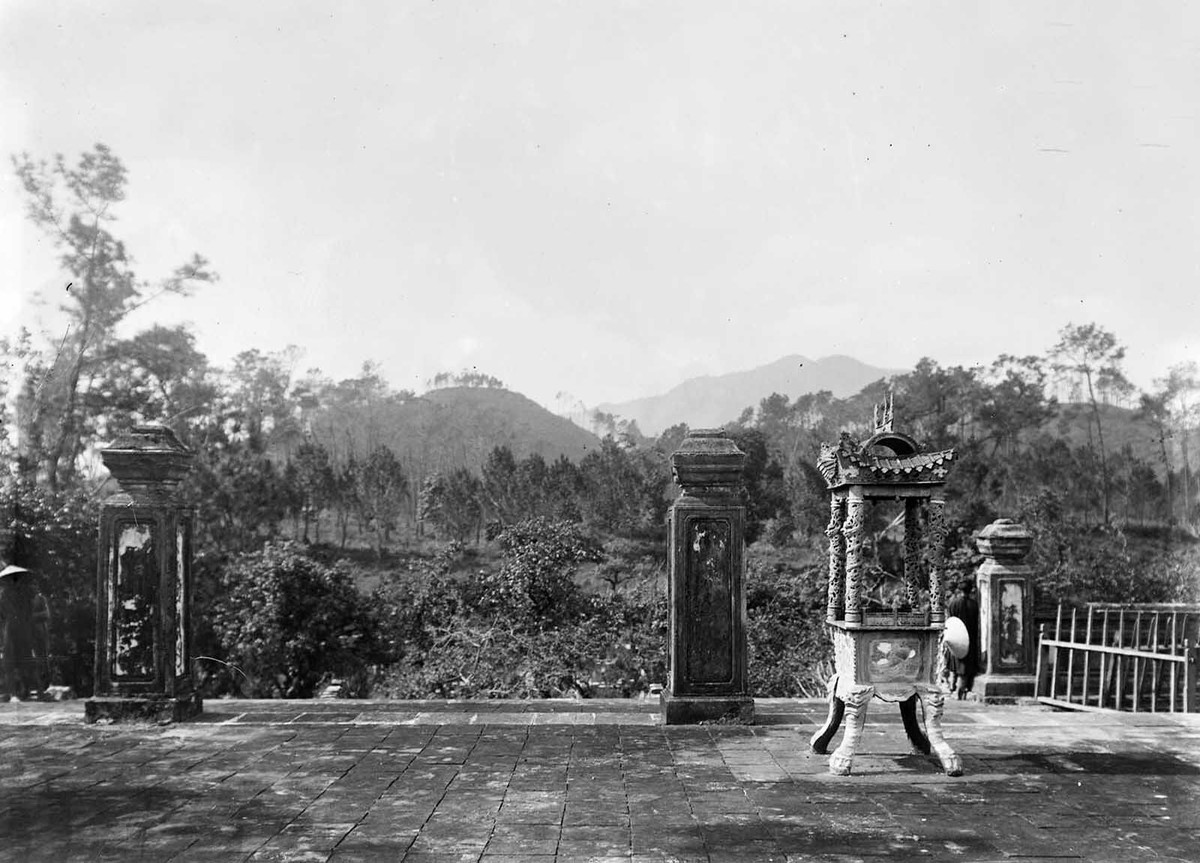 Cảnh quan nhìn từ sân lăng Gia Long.