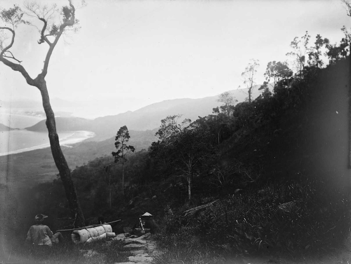 Từ đèo Cả nhìn về phía vịnh Hòn Khói.