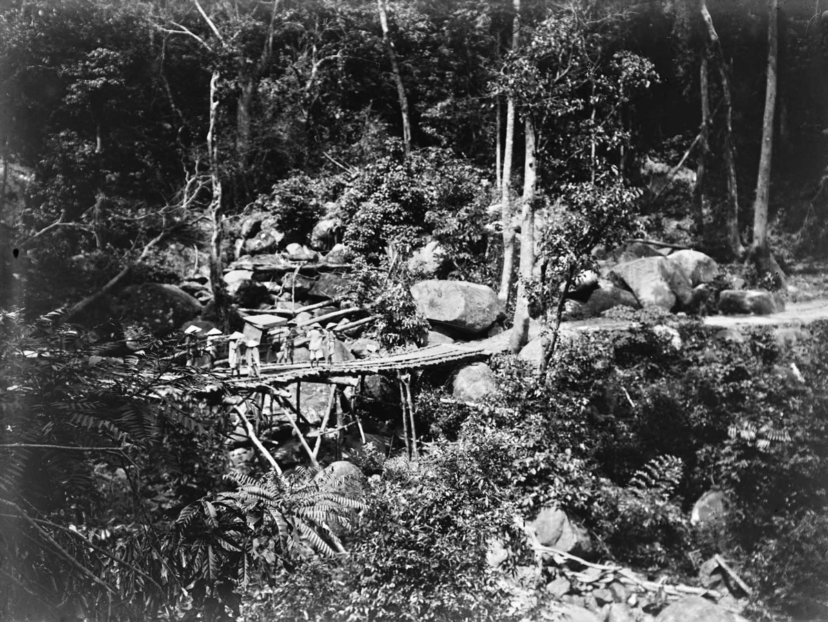 Cầu tạm ở sườn Bắc đèo Hải Vân.