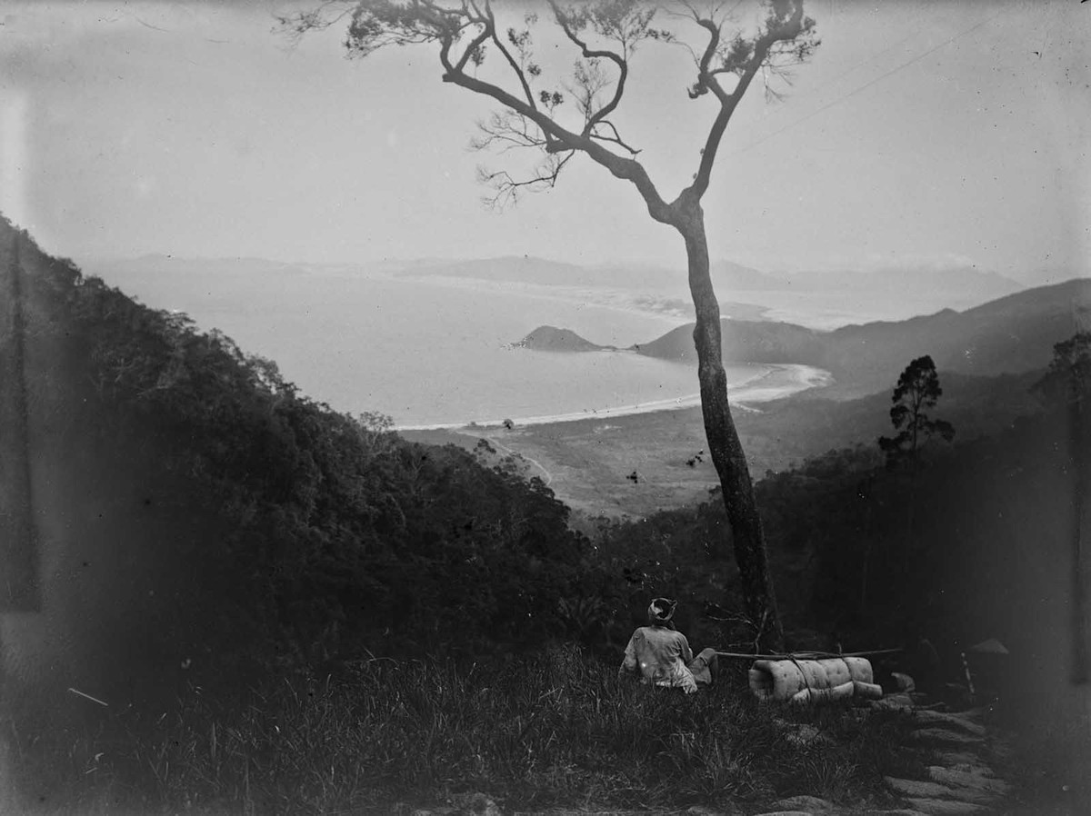 Từ đèo Cả nhìn về phía vịnh Hòn Khói.