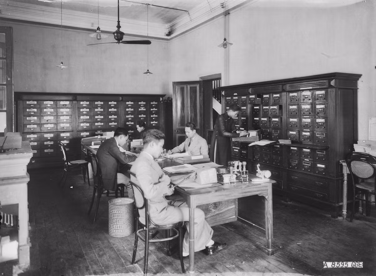 Các viên chức người Việt làm việc trong văn phòng tuyển dụng lao động.